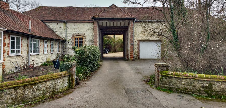 Ashford Chase - with a wonderful archway that hay-waggons must have passed through years ago!